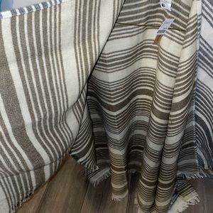 Roots Reversible sholl. Tan grey and white